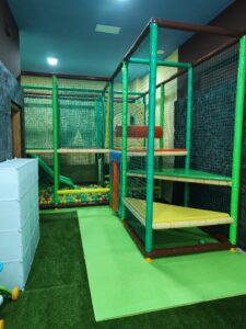 Parque de bolas a dos plantas con tobogán y piscina de bolas