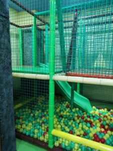 Parque de bolas a dos plantas con tobogán y piscina de bolas