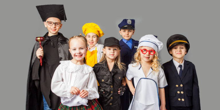 Niños disfrazados en una fiesta de disfraces