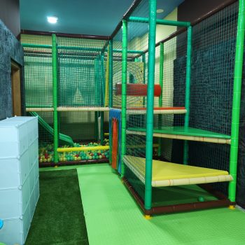 Parque de bolas a dos plantas con tobogán y piscina de bolas