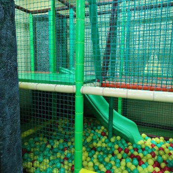 Parque de bolas a dos plantas con tobogán y piscina de bolas